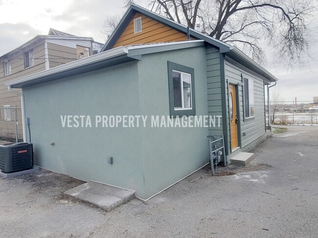 Building Photo - 2028 Ogden Ave