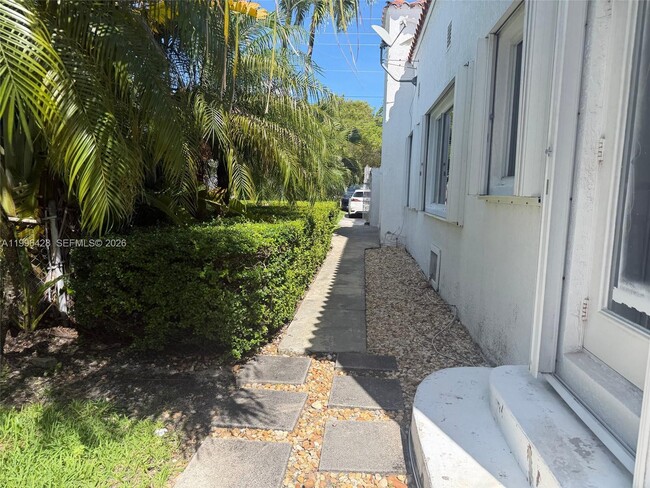 Building Photo - 5116 SW 57th Ave