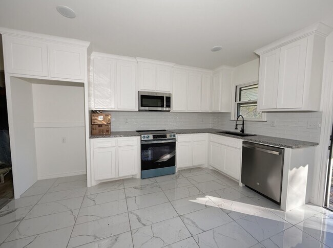 Building Photo - 1512 W Day St