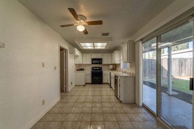 Building Photo - 3 bedroom minutes from shopping & freeway access!