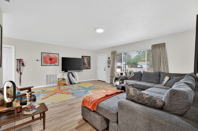 Building Photo - Island Living Made Easy — Remodeled 2BR Home, Fully Fenced Yard Near Downtown St. Pete