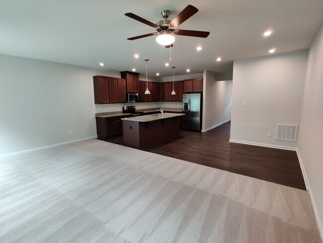 Building Photo - 3 Bedroom condo near major roadways