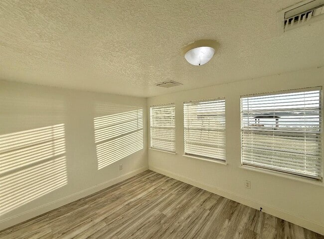 Building Photo - 715 E Silver Star Rd