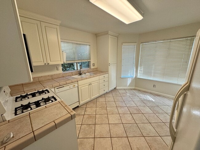 Building Photo - Well Kept 3 Bedroom, 2 Bathroom in Roseville Available Now!