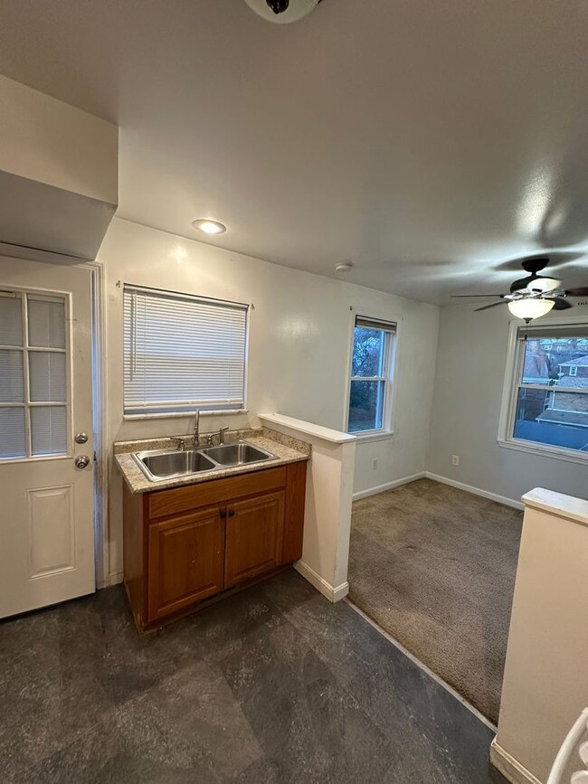 Building Photo - 3013 Glendale Ave