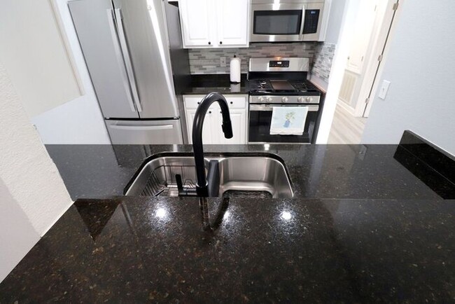 Building Photo - Newly renovated first floor condo! 2 bedrooms