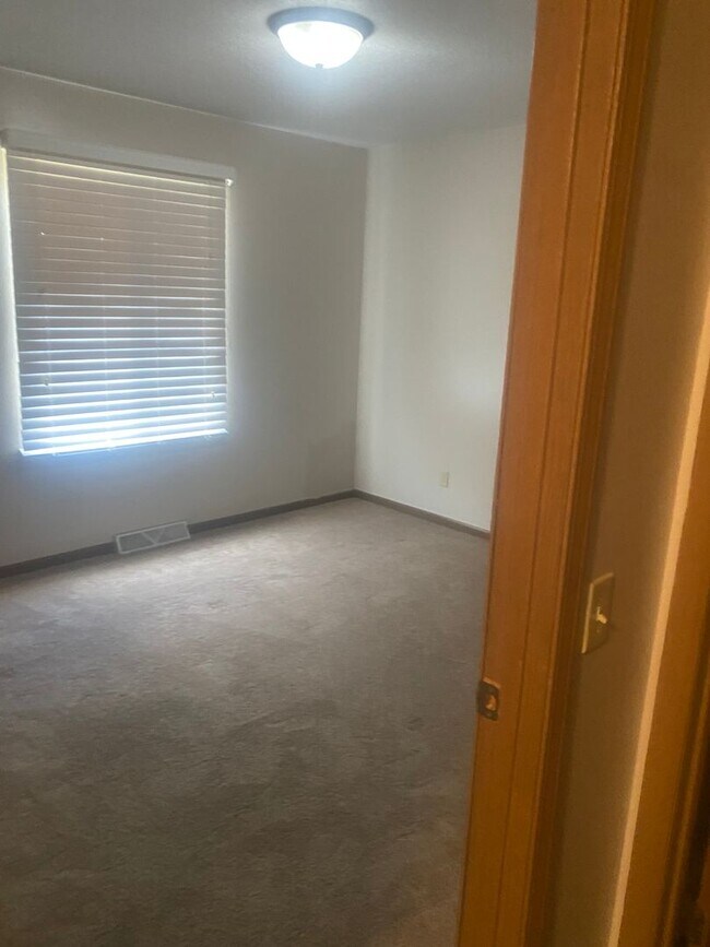 Building Photo - 612 E Madison St