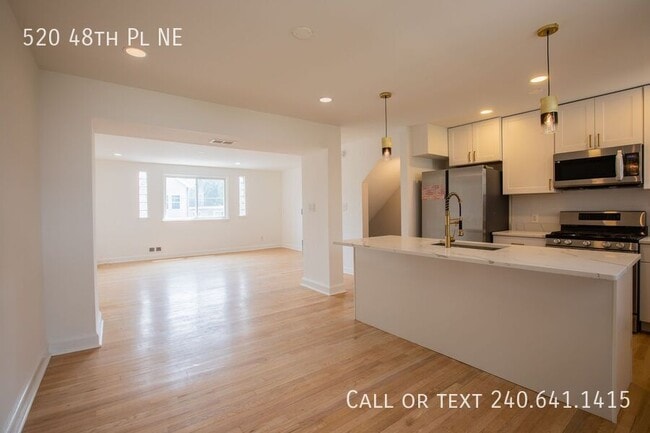 Building Photo - 520 48th Pl NE