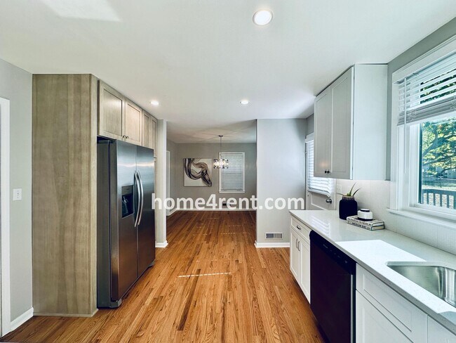 Building Photo - Attractive Overland Park Home w/ Wood Floo...