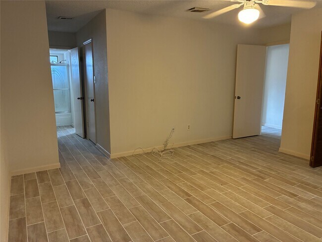 Building Photo - 13784 Hollowgreen Dr