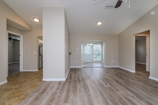 Building Photo - 10950 Kenmore Dr