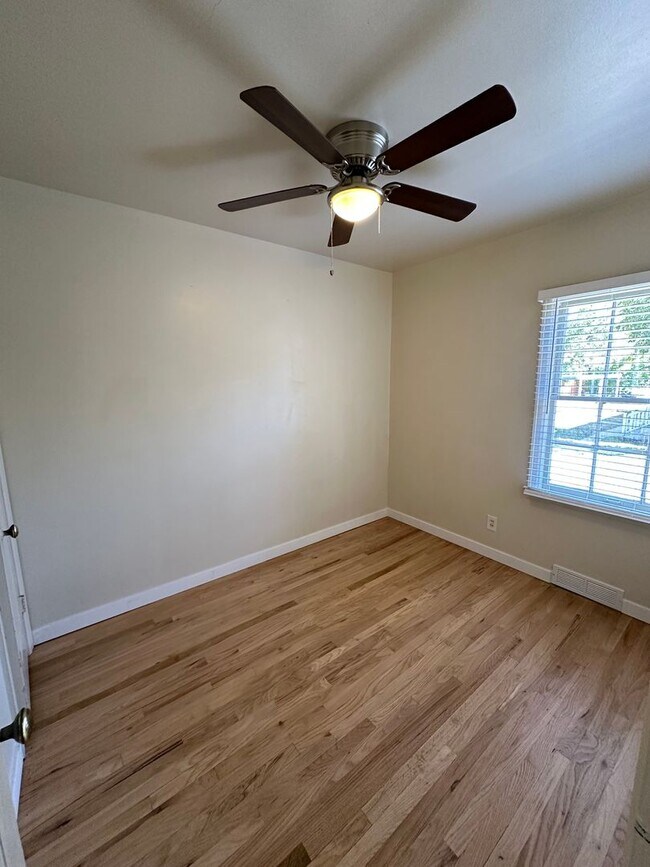 Building Photo - 2 BEDROOM, 1 BATHROOM APARTMENT