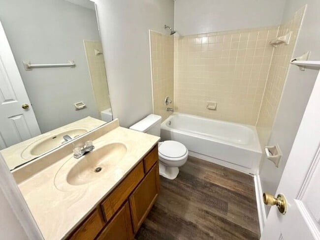 Building Photo - Available Now 5 Bedroom 2 Bath Home In Memphis