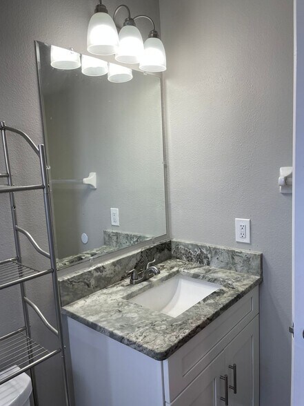 Building Photo - 3Bdrm 2Bath Villa -- Gated Community of Harbor Town