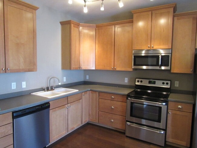 Building Photo - Spacious Condo in Gated Community | Close to light rail.