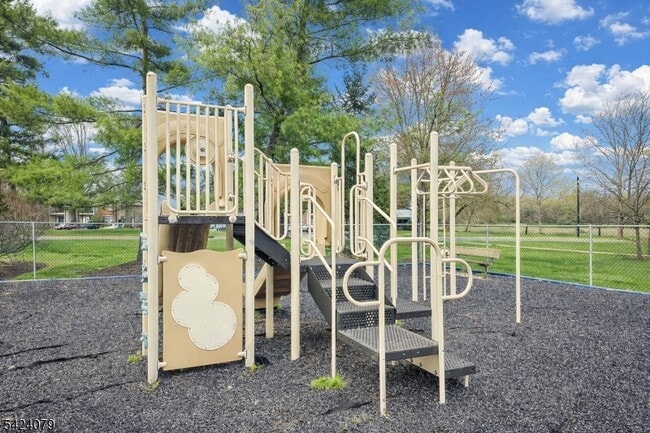 Building Photo - 15 Fisher Dr