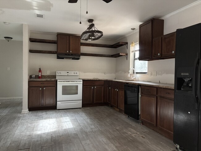 Building Photo - 2409 Almond Dr