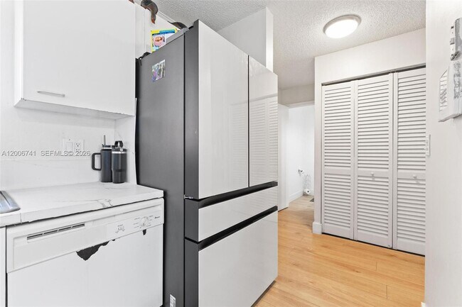 Building Photo - 6235 SW Kendale Lakes Cir