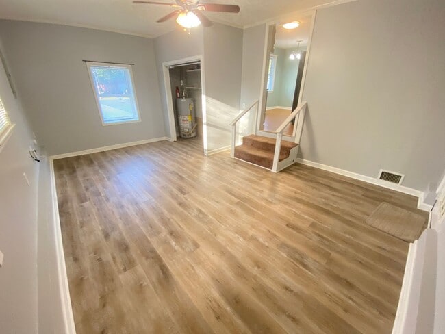 Building Photo - For Lease - 2 Beds, 1 Bath,