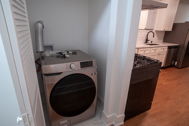 Building Photo - 916 N Paulina St