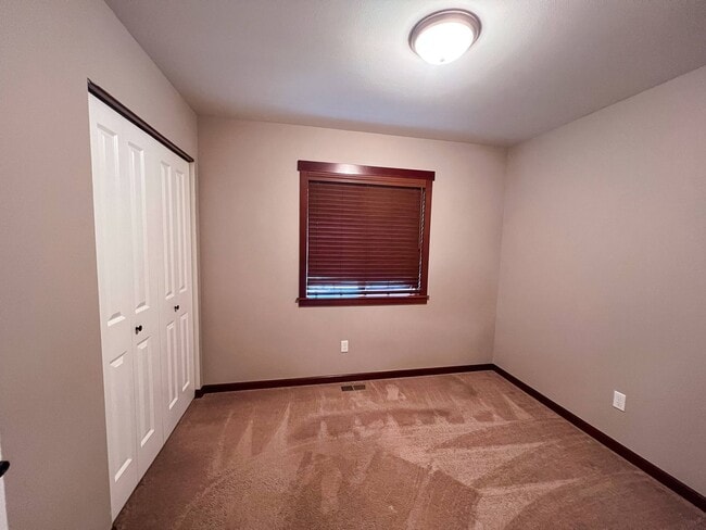 Building Photo - 3 Bed 2 Bath Rambler Gold Bar