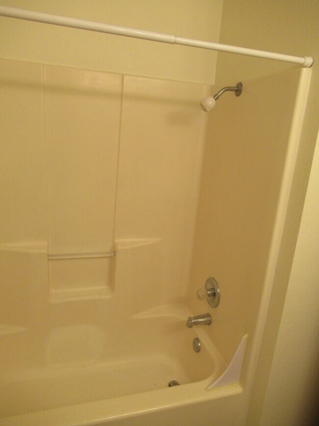Building Photo - Quiet Two Bedroom Apartment in Keizer