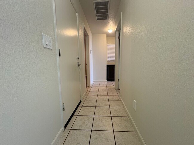 Building Photo - Three Bedroom Galt Home!