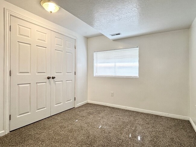 Building Photo - Bright & Spacious Rambler in Rose Park!