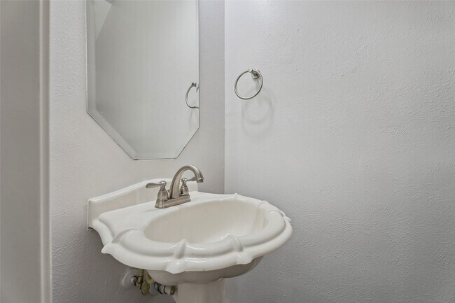 Building Photo - 18911 Brownstone Mills Dr
