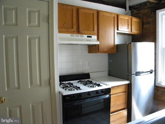 Building Photo - 935 S Charles St