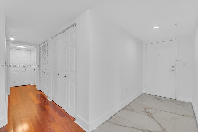 Building Photo - 1155 Brickell Bay Dr