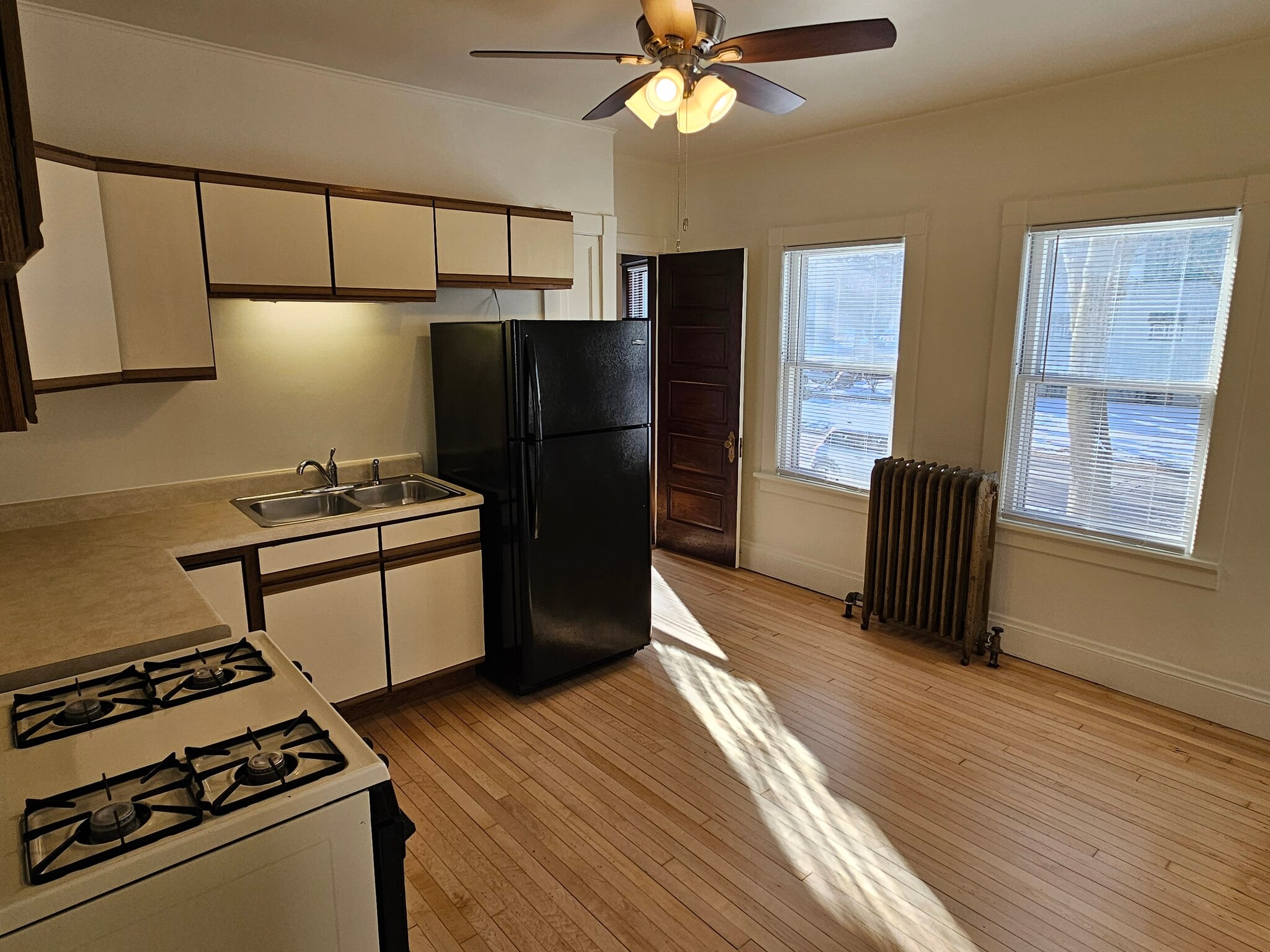 Building Photo - 1902 E Newberry Blvd