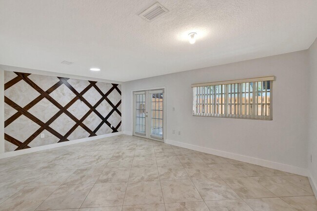 Building Photo - 3055 Riverside Dr