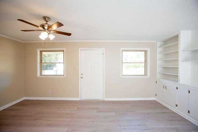 Building Photo - 29 Meadowbrook Dr