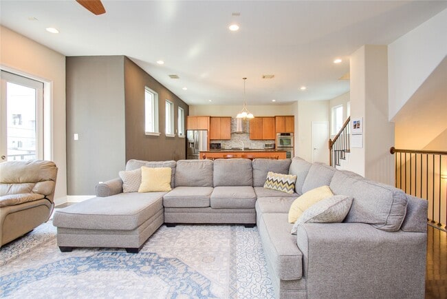 Building Photo - 1320 Lakin St