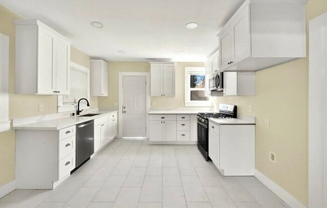 Building Photo - Beautifully Updated 3 Bed 2 Bath House in ...