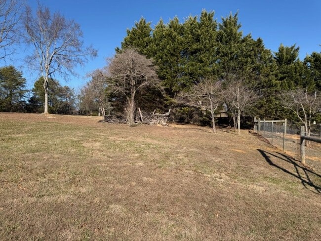 Building Photo - Dandridge 37725 - FULLY FURNISHED 3 bedroom, 2 bath Updated Basement Ranch on 1+ Acre. Pets Welco...