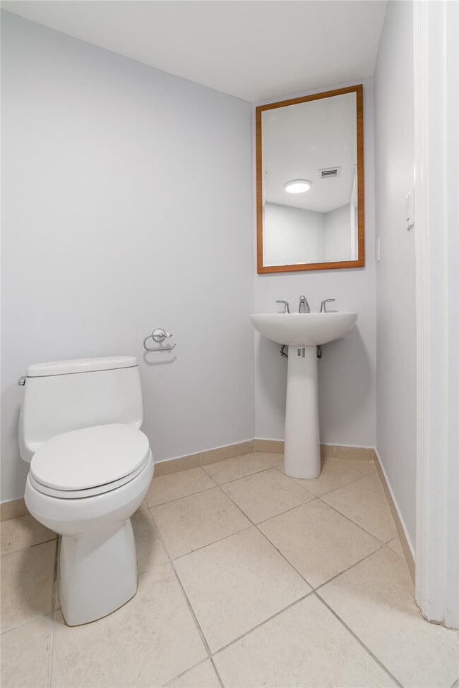 Building Photo - 16699 Collins Ave