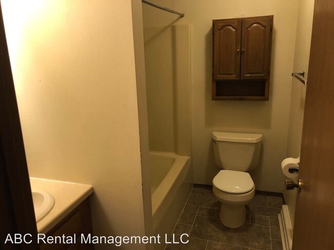 Building Photo - 604 N Walnut Ave