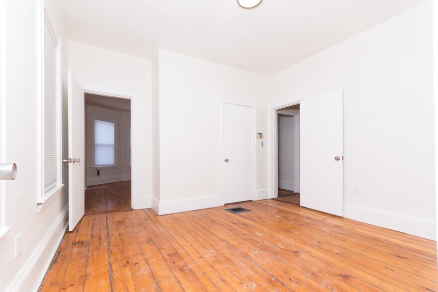 Building Photo - 25 Oakwood St