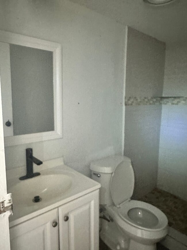 Building Photo - 3-bed/2-bath on 1 acre!