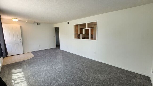 Building Photo - Amazing 3 bedroom Duplex - Super clean and ready to move in!