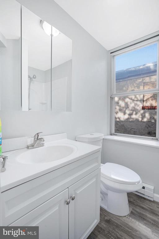 Building Photo - 565 Line St