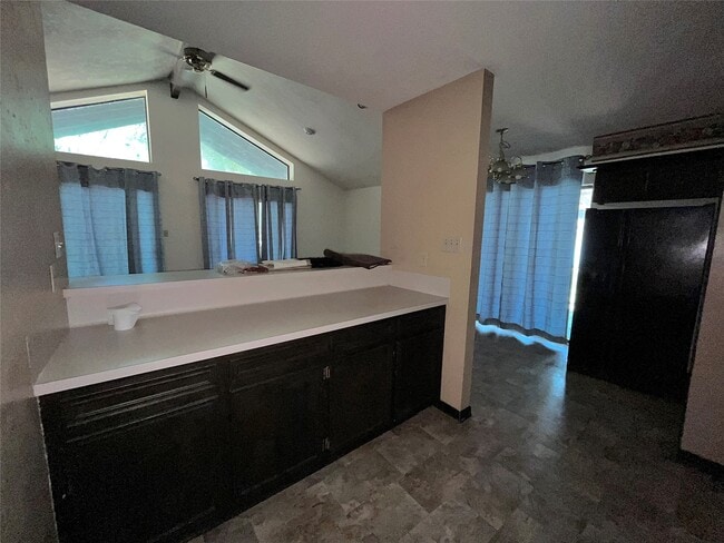 Building Photo - 20 Pine Ave