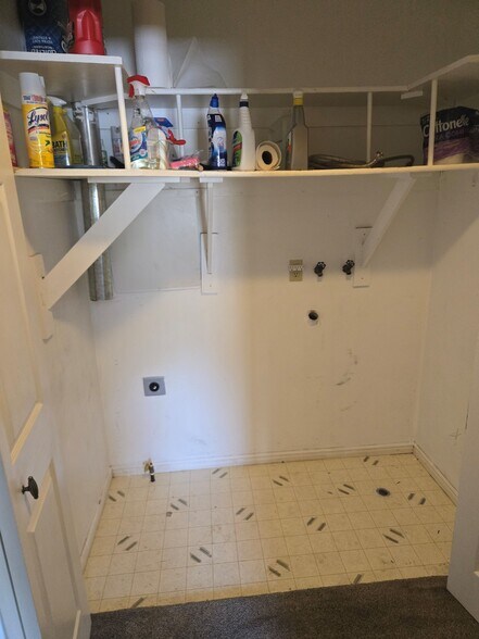 Laundry hookups upstairs - 315 W 750 N
