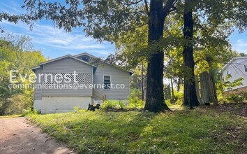 Building Photo - 2 Bed/1 Bath Home with Off-Street Parking / Vouchers Accepted / Available Now!