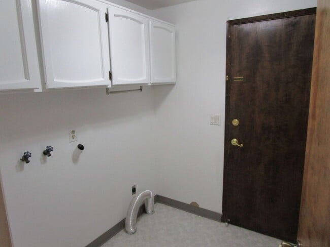 Building Photo - 3 Bedroom, 2 Bathroom Home near Middle Sch...