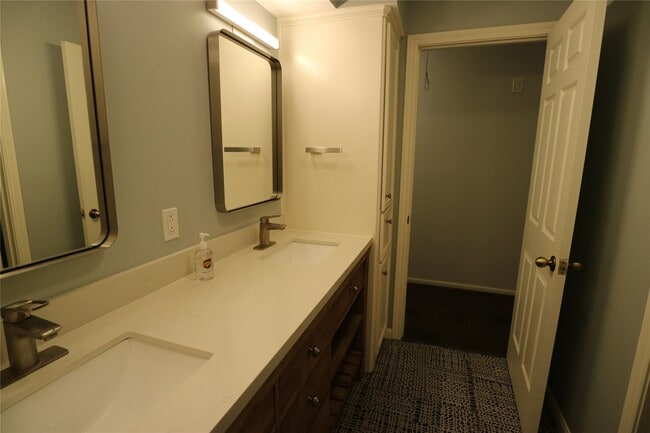 Building Photo - 9939 Kemp Forest Dr