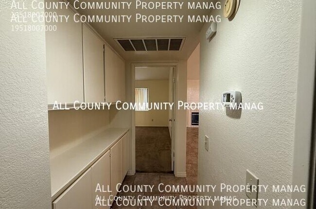 Building Photo - 2277 Oak Ave
