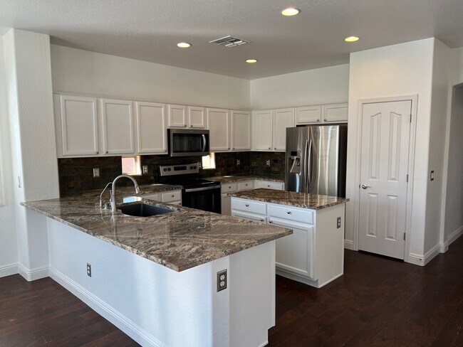 Building Photo - AVAILABLE NOW IN SEVILLE, GILBERT!!!
